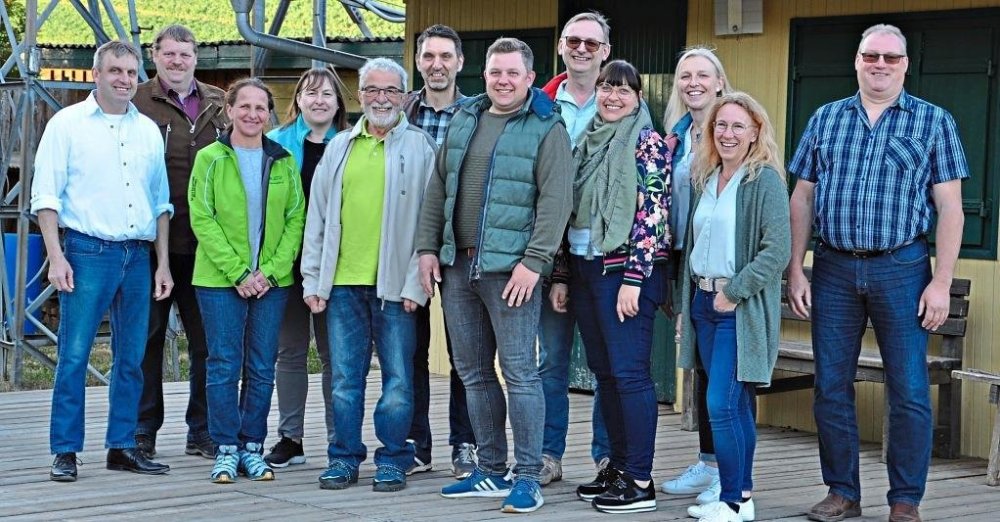 Die Vorfreude steigt bei Theaterfreunden und Mitgliedern des Festausschusses, hier am neuen Spielort am Skilift: (von links) Ludwig Reil, Bürgermeister Georg Thurmeier, Andrea Sextl, 2. Bürgermeisterin Renate Mooser, Josef Fraunhofer, Hermann Maier, Christoph Laibinger, Alois Maier, Maria Lohr, Andrea Lohr, Sabine Gruber und Walter Marchner.